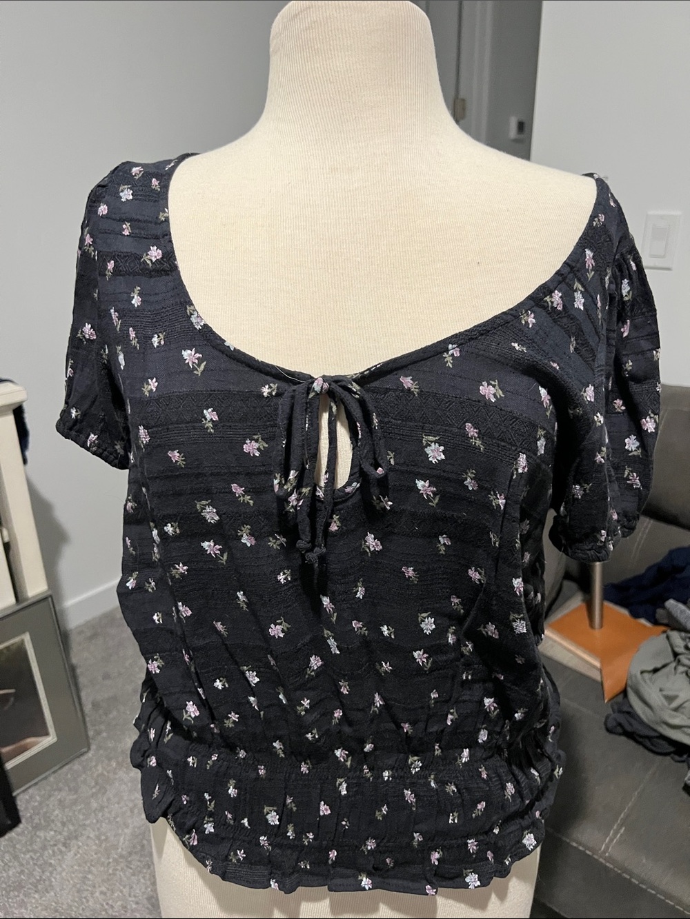 American Eagle Outfitters Black Floral Tie-Front Puff Sleeve Crop Top